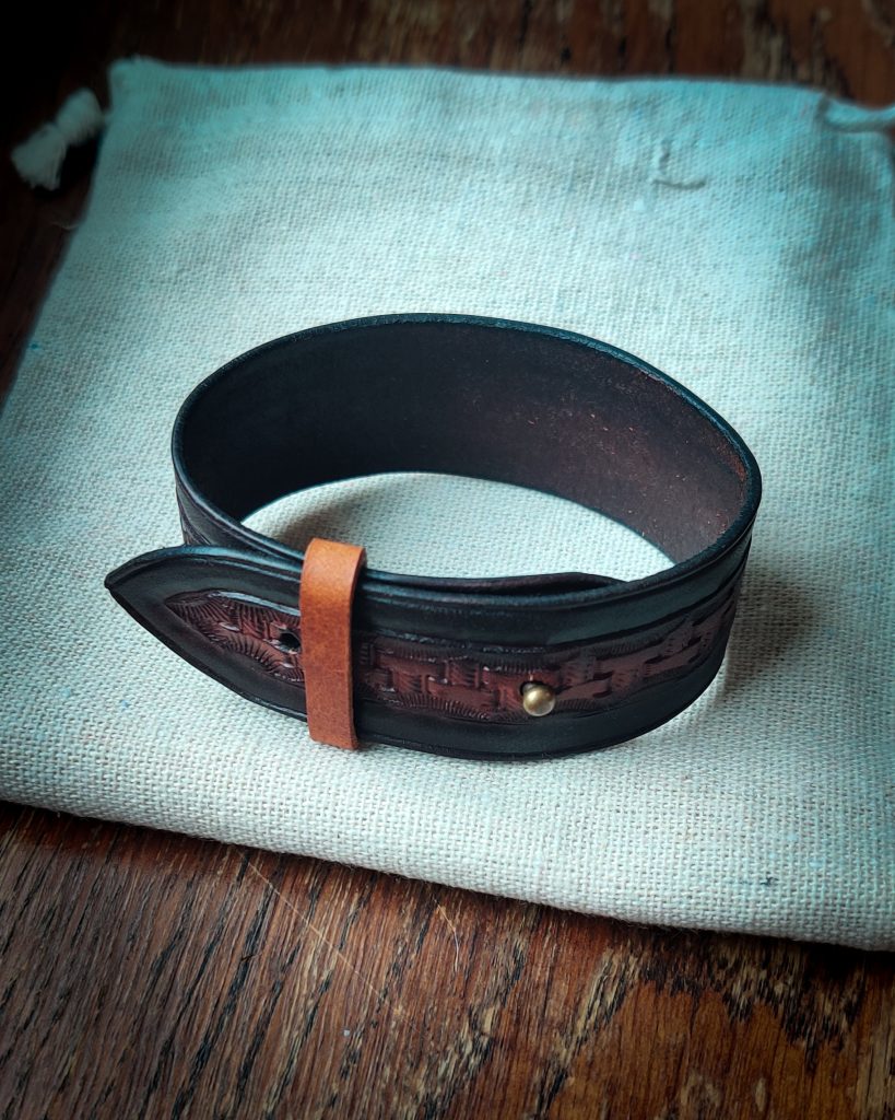 Bracelet en cuir repoussé pour homme