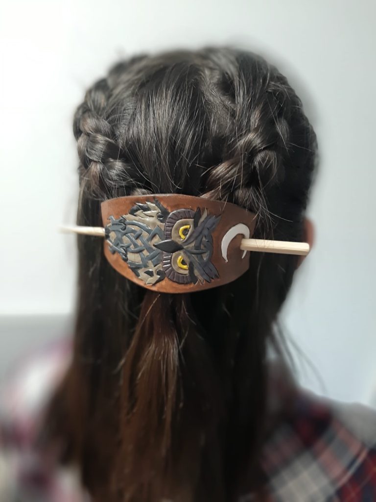 Broche à cheveux en cuir