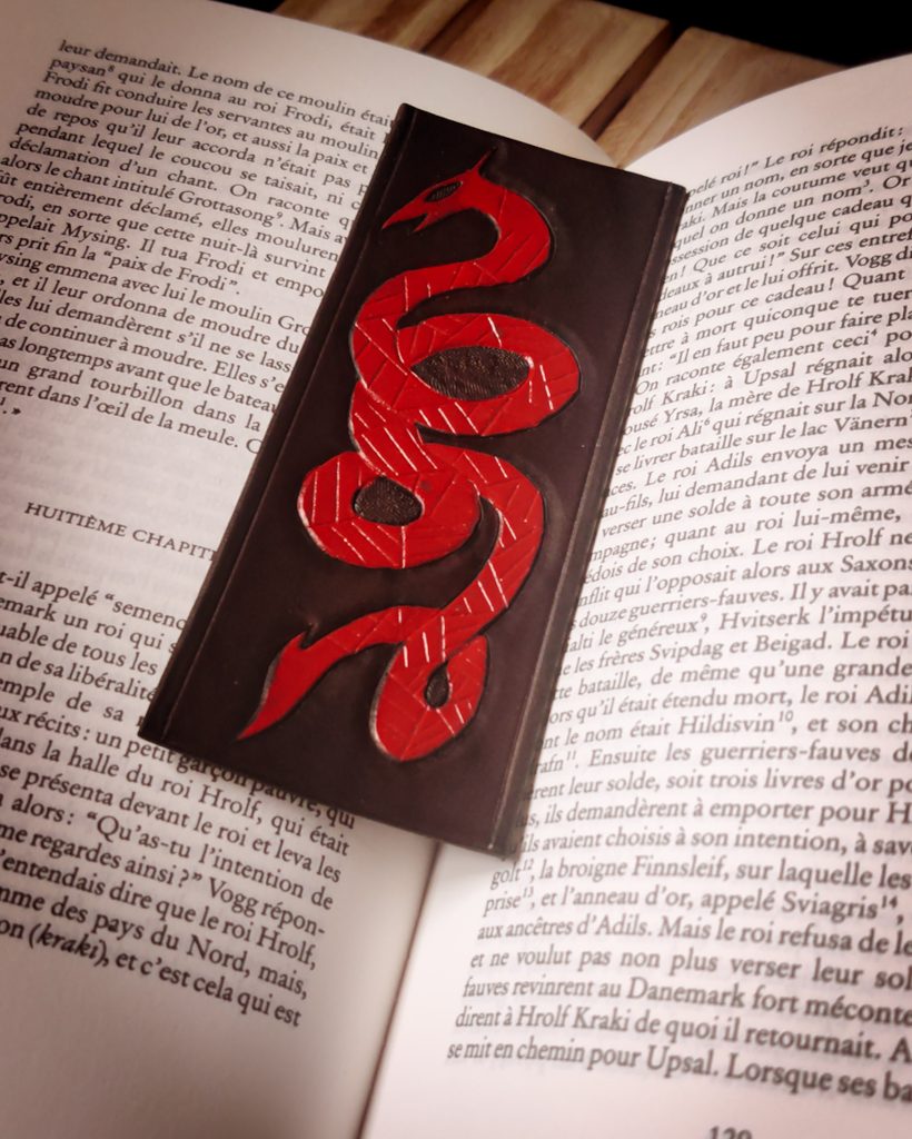 Marque-page en cuir repoussé à la main