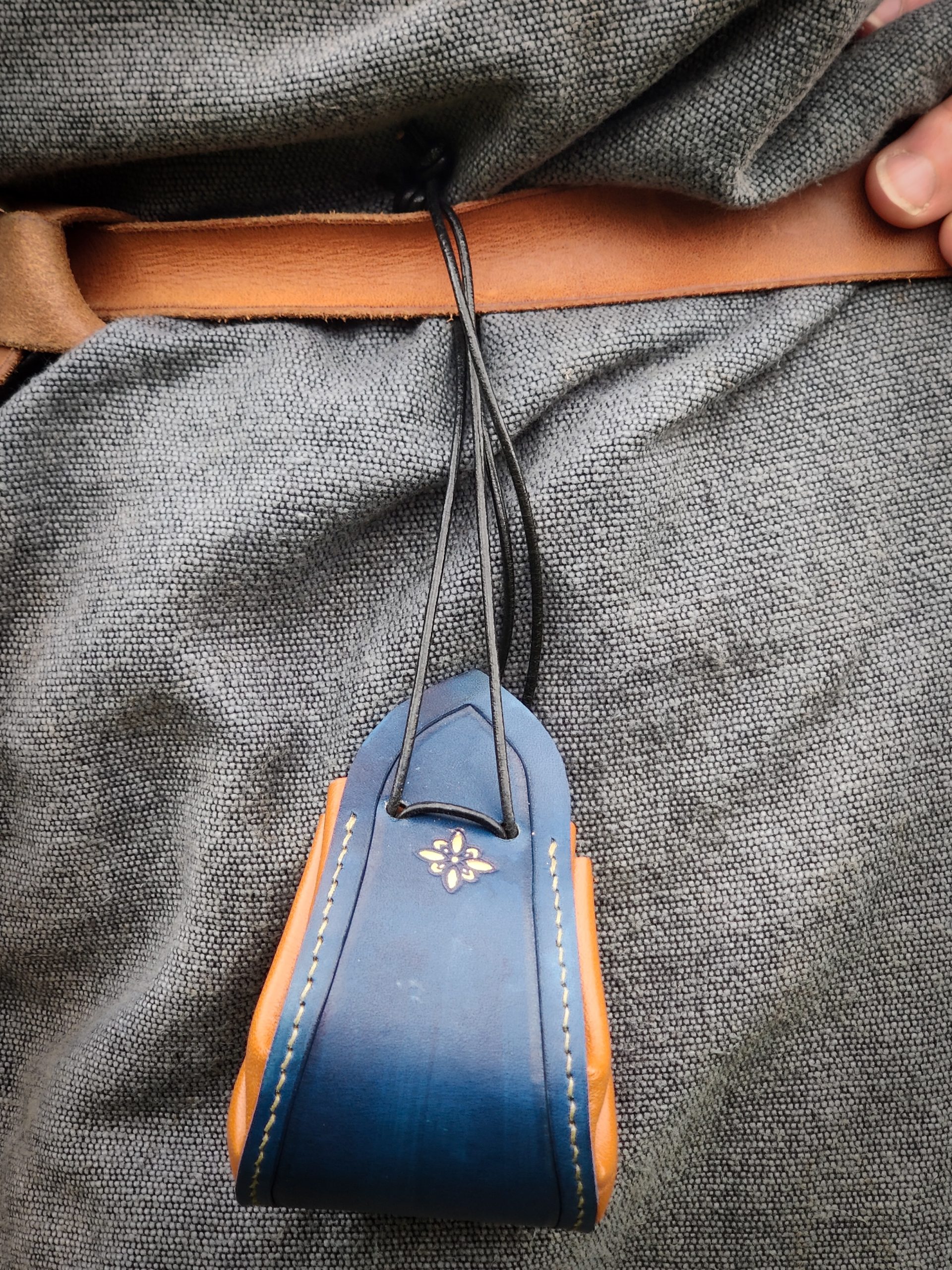 Bourse en cuir médiéval